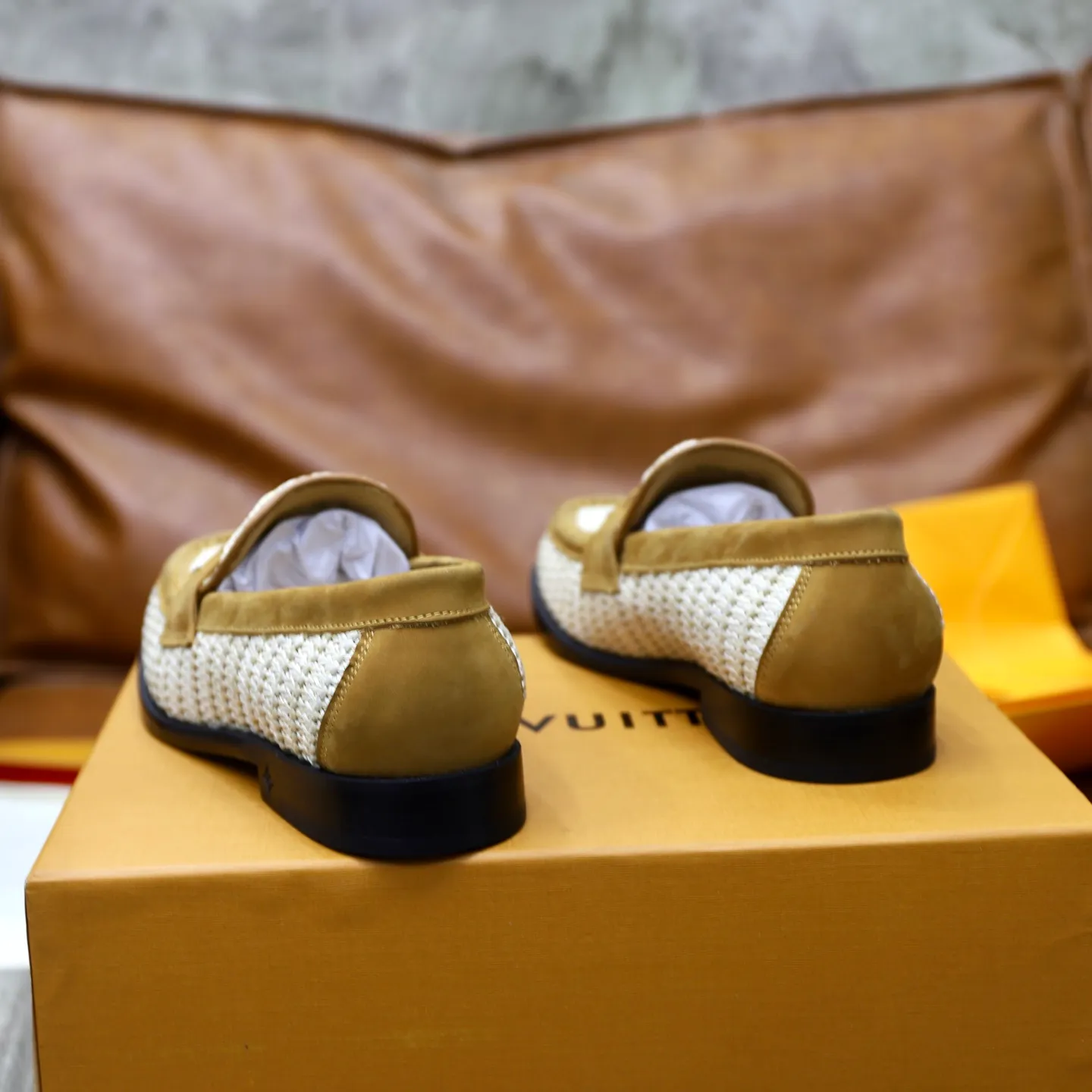 Men's Men's Shoes💰💰920LV Louis Vuitton Slip-on Loafers, top quality products from Guangzhou, ready for sale! This LV Glove loafer is made of selected soft cowhide, with a slightly wrinkled leather surface and a very high-end texture. Each pair is unique. The leather surface is light and soft, with a fine texture and good luster. It is a classic loafer style, with exquisite handmade mark stitching on the toe, and a square toe configuration to highlight the classic style. The horizontal band has hot-printed LV three-dimensional letters, semi-solid handcrafts and a genuine leather outsole, and a rubber patch on the heel to create wear-resistant performance and comfort. One of the must-have loafers for men! Comes with full original packaging! Code number: 38-39-40-41-42-43-44 (38, 45, 46 customized) standard leather shoe code